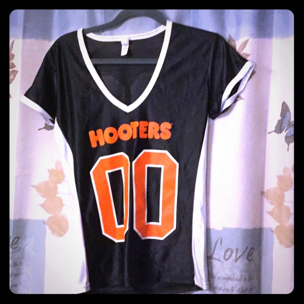 Hooters jersey! 00 Hooters Jersey! Size M. 💥⚡️💥
